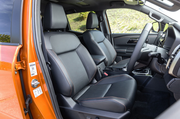 三菱トライトンGSR(フロントシート)