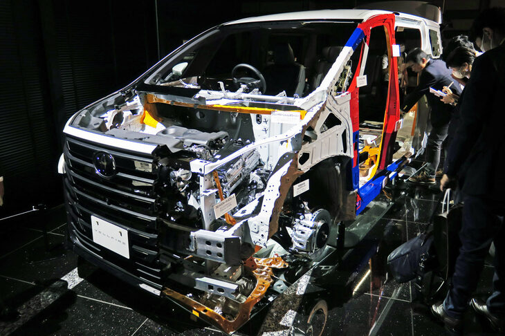 トヨタ・ヴェルファイアZプレミア(車両骨格のカットモデル)