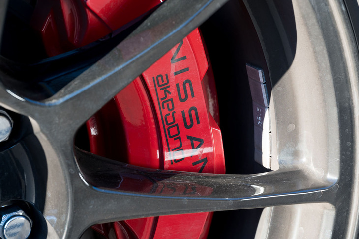 制動力もコントロール性も高いブレーキシステムは「NISMO」専用。キャリパーにロゴが書いてあるとつい「ブレン……」と読んでしまうが、実際には「akebono」だ。