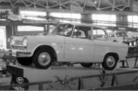 1961年の「第7回全日本自動車ショウ」に参考出品された「ダイハツ700」。これはスタンダード仕様で、ツートーン塗装が施された「デラックス」仕様も出展された。