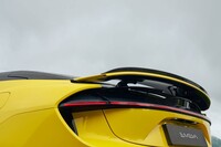 リアエンドには「アクティブデュアルレイヤーリアスポイラー」を装備。リアディフューザーとの相乗効果で、走行時に215kg以上のダウンフォースを発生する。