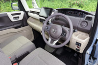 従来モデルのイメージを踏襲したエクステリアに対し、インテリアについてはデザインを一新。インストゥルメントパネルまわりは、ステアリングホイールの上からメーターを見るようにレイアウトが変更された。