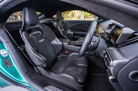 アストンマーティンのロゴがバックレストに入るコントラストステッチで仕立て得られた「カーボンファイバーパフォーマンスシート」は、有償オプションアイテム。従来型よりも低められた着座位置も、最新モデルの特徴だ。