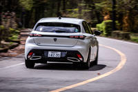 かぎ爪をモチーフとした「GT」グレードのリアコンビランプとは異なり、「アリュール」グレードには、点灯部分が水平基調となる専用デザインが採用される。