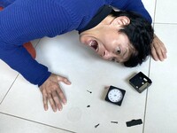 タイガーの時計は、何度か床に落ちてばらばらになったが、組み立てると何事もなかったかのように動き出した(写真は再現)。