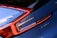 【ボルボC40リチャージ ツイン】
ボディーサイズ:全長×全幅×全高=4440×1875×1595mm/ホイールベース:2700mm/車重:2160kg/駆動方式:4WD/フロントモーター:交流同期電動機/リアモーター:交流同期電動機/フロントモーター最高出力:204PS(150kW)/4350-1万3900rpm/フロントモーター最大トルク:330N・m(33.7kgf・m)/0-4350rpm/リアモーター最高出力:204PS(150kW)/4350-1万3900rpm/リアモーター最大トルク:330N・m(33.7kgf・m)/0-4350rpm/システム最高出力:408PS(300kW)/システム最大トルク:660N・m(67.3kgf・m)/タイヤ:(前)235/45R20 100V XL/(後)255/40R20 101V XL(ピレリPゼロELECT)/一充電走行距離:485km(WLTCモード)/交流電力量消費率:187Wh/km/価格:719万円
【取材時の燃費データ】
テスト距離:264.0km(市街地2:高速道路6:山岳路2)/消費電力量:--kWh/参考電力消費率:5.7km/kWh(車載電費計計測値)