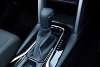 シフトブーツは本革巻き。レバーの前方に走行モードのセレクトスイッチがレイアウトされている。