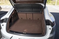 荷室の容量は5人乗車時で500リッター。後席を倒すことで最大1440リッターにまで拡大できる。