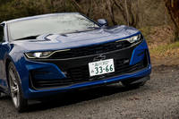 マイナーチェンジによって大幅にデザインが変わったフロントまわり。ボウタイエンブレムの内側は空洞となっており、サーキット走行などにおける冷却水やオイルの温度上昇を抑制する。