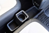 運転席と助手席の間には、カップホルダーや小物入れが配置される。その前方には、3つのUSBコネクターとスマートフォンが差し込めるポケットも用意。