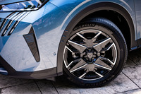 長野・北アルプス南部に位置する槍ヶ岳から命名されたという19インチホイール「YARI」を「3008」全車に標準で装備。今回の試乗車は225/55R19サイズの「ミシュランeプライマシー」タイヤを組み合わせていた。