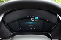 ドライブモードは「エレクトリック」「ハイブリッド」「コンフォート」「エコ」の全4種類。駆動用リチウムイオンバッテリーの充電が残っている場合は、基本的にエレクトリックモードで始動する。