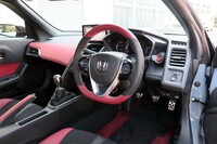 ボルドーレッド×ブラックのコントラストが鮮やかな「S660モデューロX バージョンZ」のインテリア。メーターバイザーやセンターコンソールパネル、助手席のエアコン吹き出し口はカーボン調のパーツでドレスアップされている。