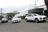 配車スペースで次のテスターの乗車を待つ3台の試走車。3回の試走で感じたドライブフィールの差には、車両やタイヤサイズの違いに加え、タイヤの空気圧の変化も影響していたものと思われる。