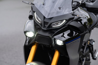 「トレーサー9 GT+」のフロントまわり。運転支援システムに用いられるレーダーはボッシュ製で、ロービームとハイビームの間に搭載される。