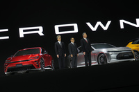 開発主査とともにフォトセッションに応じる、豊田社長と中嶋氏。