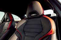 マイナーチェンジした「2シリーズ クーペ」には、ヒーター内蔵のセミインテグレーテッドヘッドレスト付きスポーツシートが標準で装備される。写真はヴァーネスカレザーで仕立てられたオプションの「Mスポーツシート」。