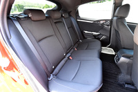 後席は「ハッチバック」「セダン」ともに6:4分割可倒式。ホンダの主張によれば、キャビンはセダンのほうが若干広い。