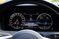 計器はすべて液晶モニター上でのアニメーション表示となる。写真中央部と右側の円形部分は、インフォメーションディスプレイとして、表示する情報を変更できる。