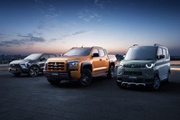 写真左から海外で販売されるコンパクトSUV「エクスフォース」、1tピックアップトラック「トライトン」、そして軽トールワゴン「デリカミニ」。この3台は、まとめて日本の「2023年度グッドデザイン賞」を受賞した。三菱のデザインに魅力があるという証左であろう。