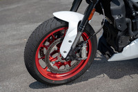 改良後のモデルのタイヤサイズは、前が120/70ZR17、後ろが180/55ZR17。タイヤの銘柄は、スポーティーな走りにもロングツーリングにも好適な「メッツラー・ロードテック01」だ。