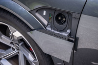 フロントの左フェンダーに出力150kWまでの急速充電に対応する充電ポートを、同右フェンダーに普通充電ポートを配置している。