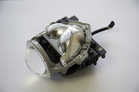 アダプティブLEDヘッドライトのユニット。レンズの内側に備えられた11個のLED光源を個別に制御することで、オートハイビームの照射範囲を緻密に調整できるようになった。