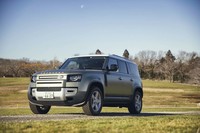 今回ドライブした「ディフェンダー110 SE」も、USBソケットを7つ、シガーソケットを3つ、コンセントを1つ備えるなどユーティリティーの高さは相当なもの。それでも、車体から独立して持ち出せるポータブル電源には代えがたい魅力がある。