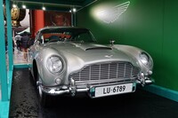 「DB5ゴールドフィンガー・コンティニュエーション」。1964年公開の映画『007/ゴールドフィンガー』にボンドカーとして登場した「アストンマーティンDB5」の復刻モデル(25台限定)で、2020年5月の発表時には275万ポンド(当時、税抜きで約3億8000万円)の値をつけた。