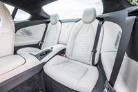 2人乗りとなるリアシート。身長180cmの筆者が運転席のポジションを決めてから後席に潜り込むと、頭上に多少の圧迫感を覚えるものの意外とすっぽり収まることができた。