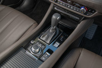 センターコンソールまわりについては、見た目の質感を考慮してニーパッドの意匠を変更。コーナリングなどでヒザを当てたときに安心感を提供できるよう、横剛性も50%向上させた。