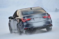 EU郊外コースを行く新型「レジェンド」。