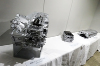 新開発の「THS II」の部品。手前からトランスアクスル、パワーコントロールユニット、ニッケル水素バッテリー。