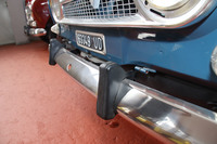 「ルノー4」のバンパーは4本のボルトを使い、支持金具を介して車体に取り付けられている。