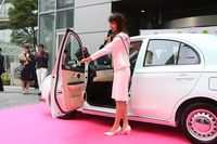 改質リグニンを使った内装パネルについて説明を受ける。とはいえ、写真のように表皮を張られるパーツでは、その質感の違いはわからない。