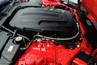 「Fタイプ」に搭載される2リッター直4ガソリンターボエンジン。独自開発の吸気バルブリフト制御機構や、筒内直接燃料噴射機構、セラミック製のボールベアリングを用いたツインスクロールターボチャージャーなどが採用されており、300psの最高出力と400Nmの最大トルクを発生する。