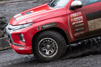 足まわりには減衰力調整機構付きのCUSCO製ショックアブソーバーを採用。ホイールはWORKの「CRAG T-GABIC II」で、横浜ゴムのマッドテレインタイヤ「ジオランダーM/T G003」が組み合わされる。