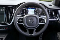 「R-DESIGN」専用のスポーツステリングホイール。ボトム部分のスポークが2本になっているのが特徴だ。