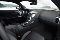 2018年モデルの「Fタイプ」には、新エンジンの設定に加え、一部改良も実施されており、インテリアには新しいインフォテインメントシステムやフレームレスのルームミラーが採用されたほか、クロームおよびアルミニウム系のトリムフィニッシャーが設定された。