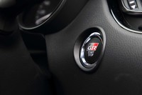 「GRスタートスイッチ」(写真)と「GRステアリング」「GRシフトノブ」、さらにフロアトンネルの追加ブレースは、標準モデルにも装着できる(販売店オプション)。
