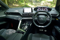 インパネには新世代のi-Cockpit(iコックピット)が採用されている。メーターがデジタル化され、ステアリングは上下がフラットな新デザインへ変更された。