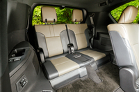 4人乗りの“エグゼクティブ”以外は2列シート・5人乗りと3列シート・7人乗りを選べる。2列目ともども背もたれは電動で格納できる。