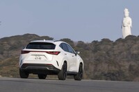 油圧多板クラッチを使う4WDシステムは前後トルクを75:25~50:50の間で可変配分。タイヤスリップ量などの情報をもとにするほか、積雪状況の把握にはカメラからの情報も使っている。