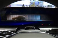 ドアを開けると、ディスプレイには幻想的なシルエットが現れる。