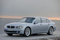 かつてBMWがラインナップしていた「Hydrogen 7」。ガソリンと水素のいずれも燃焼可能な6リッターV12エンジンを搭載していた。