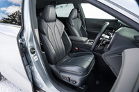 前席はシートヒーターに加えて、前方から膝元を温めるふく射式ヒーター付き。シートヒーターに連動して起動する。