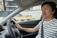 首都高を中心に「アコード」に試乗。パワートレインは大好きな「シビックe:HEV」とほぼ同じハイブリッドだが、モーターが多少トルクアップしているのでボディーが大きく重くなっていても、気持ちよく加速する。エンブレ(回生ブレーキ)がEVっぽく強めに利いてラクチンだ。