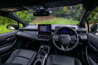 インストゥルメントパネルのデザインは、基本的にセダンやハッチバックと共通。今回の試乗車は、内装がブラックで統一されていた。