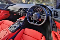 「モノポスト(1人乗り)」と名付けられたコックピットは、レーシングカーをイメージしたもの。メーターフードの両サイドから伸びたパネルで運転席を囲んでいる。