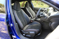 赤いステッチが施された、テップレザーとアルカンターラのスポーツシート。「308」「308SW」のいずれにおいても「GT BlueHDi」だけに装備される。